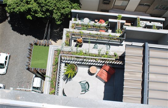 Vista das varandas do hotel, apresentando um conceito despojado da arquitetura