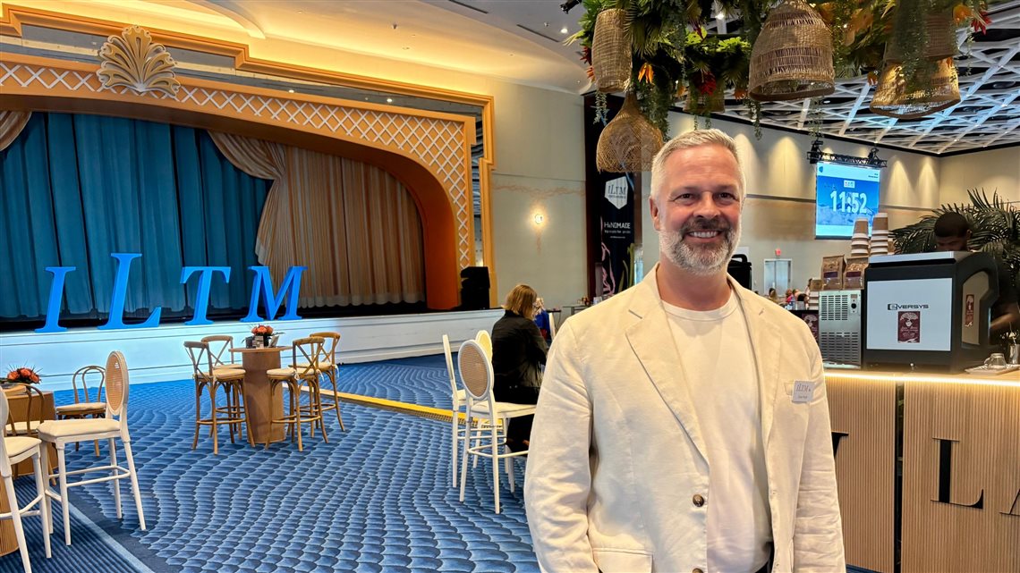 Simon Mayle, diretor da ILTM NA, no salão principal do evento no Baha Mar, em Nassau