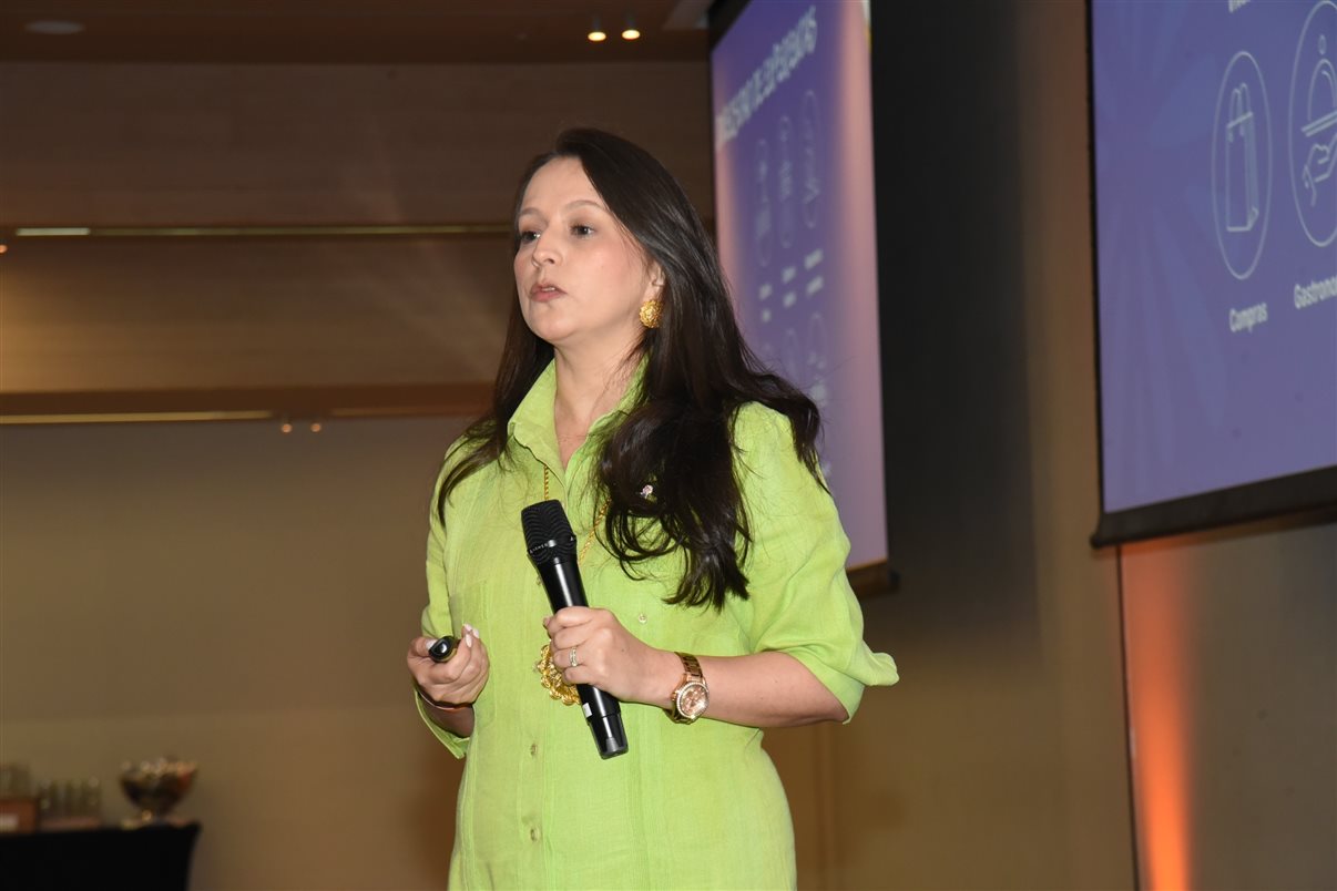 Angela Gambá, do Turismo do Panamá, apresentou o destino aos agentes de viagens presentes