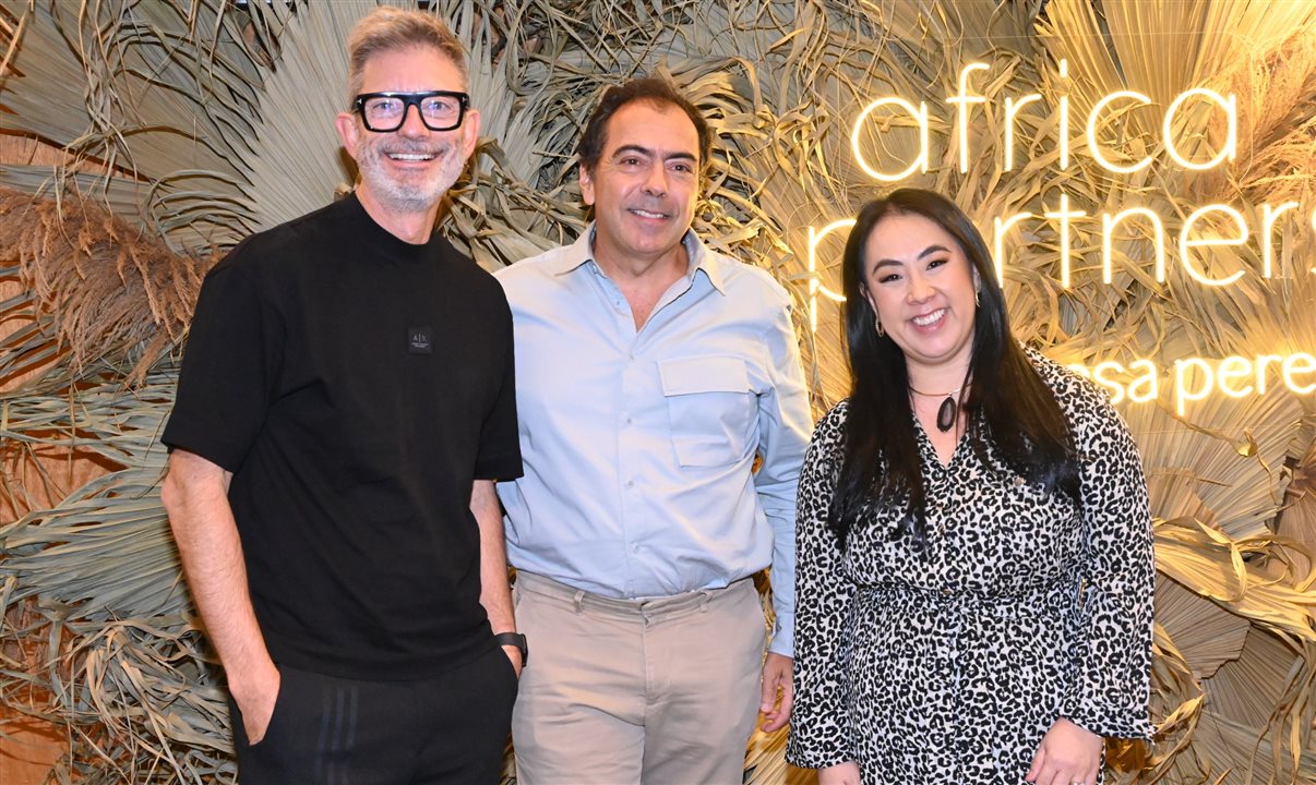 Andy Brosou, do Africa Roadshow, com Tomas Perez e Renata Yano, da Teresa Perez Tours