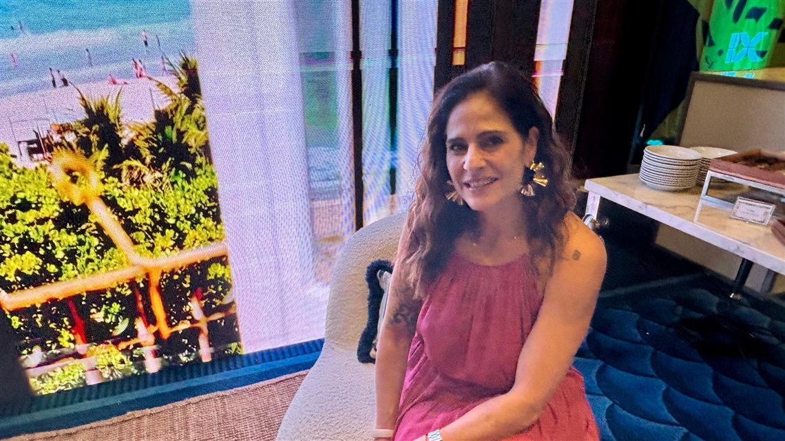 Carolina Mogames no estande da Belmond, no salão principal da ILTM NA