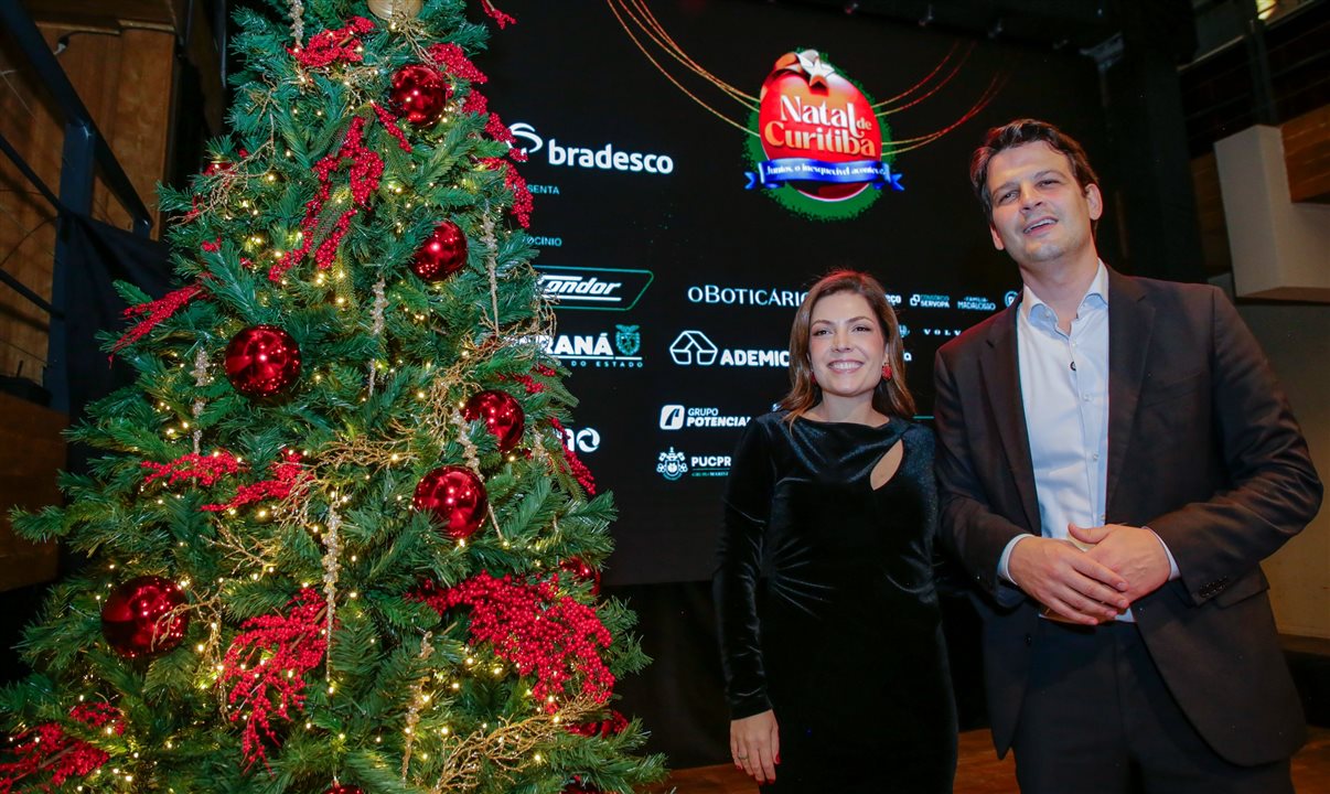 Prefeito Eduardo Pimentel com a primeira-dama Paula Mocellin, apresenta a programação do Natal de Curitiba 2025