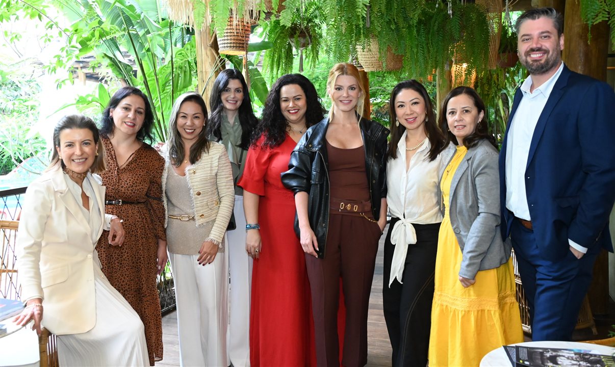 Marina Gouvêa com parceiros e profissionais da Primetour