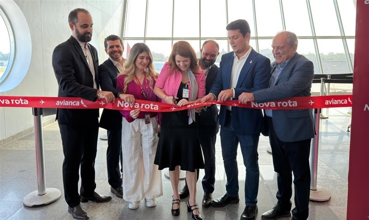 Corte da fita que inaugurou o novo voo