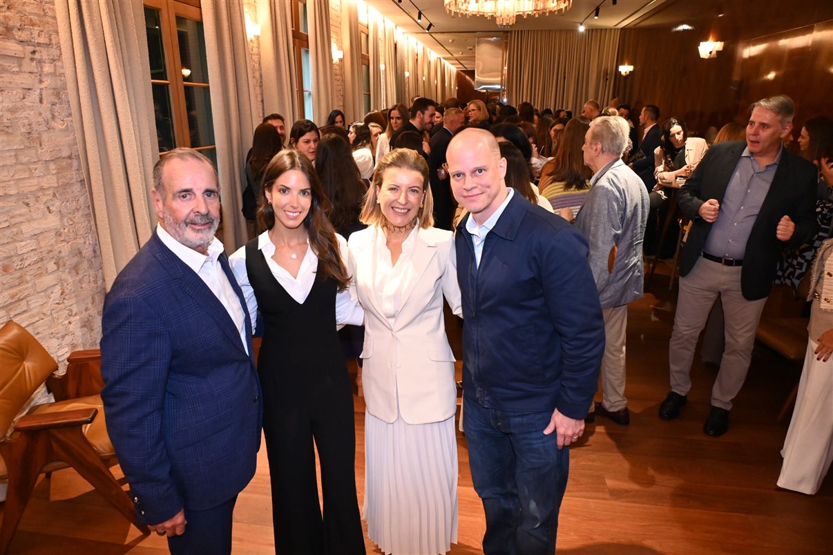 Marcos, Rafaela e Marina Gouvêa, da Primetour, com José Guilherme Alcorta, da PANROTAS, no lançamento da 6ªLuxury Travel (veja mais fotos nos álbuns ao fim da notícia)
