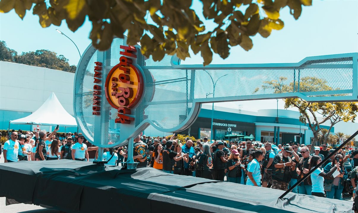 Hard Rock Cafe Praia Grande recebeu nesta semana a guitarra tradicional da marca