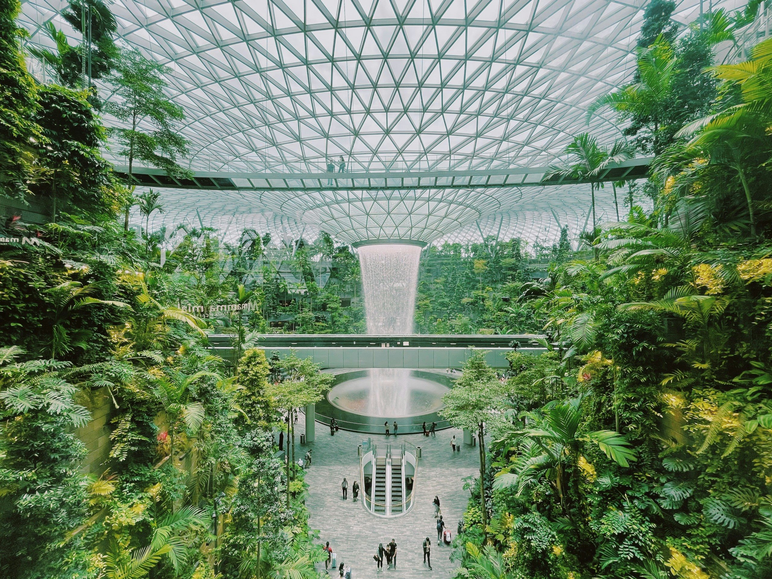 Aeroporto de Changi com cachoeira interna