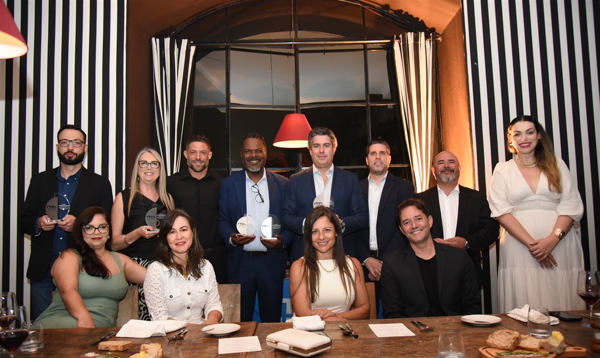 Diego Soares, da Orinter, Anelise Lazzarotto e Diogo Guedes, da Skyteam Consolidadora, Jackson Soares, da BeFly, Juarez Neto e Daniel Castanho, da Ancoradouro, e Murilo Cassino, Thais Morilhas, Fabiana Lourenço, Carla Marin, Sheila Fontana e Diego Lopes, da ITA Airways