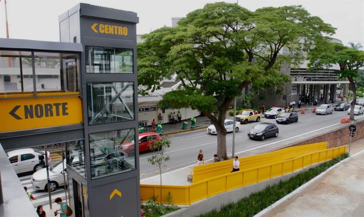 Diariamente, cerca de 5 mil pessoas utilizam a passarela como via de acesso ao terminal