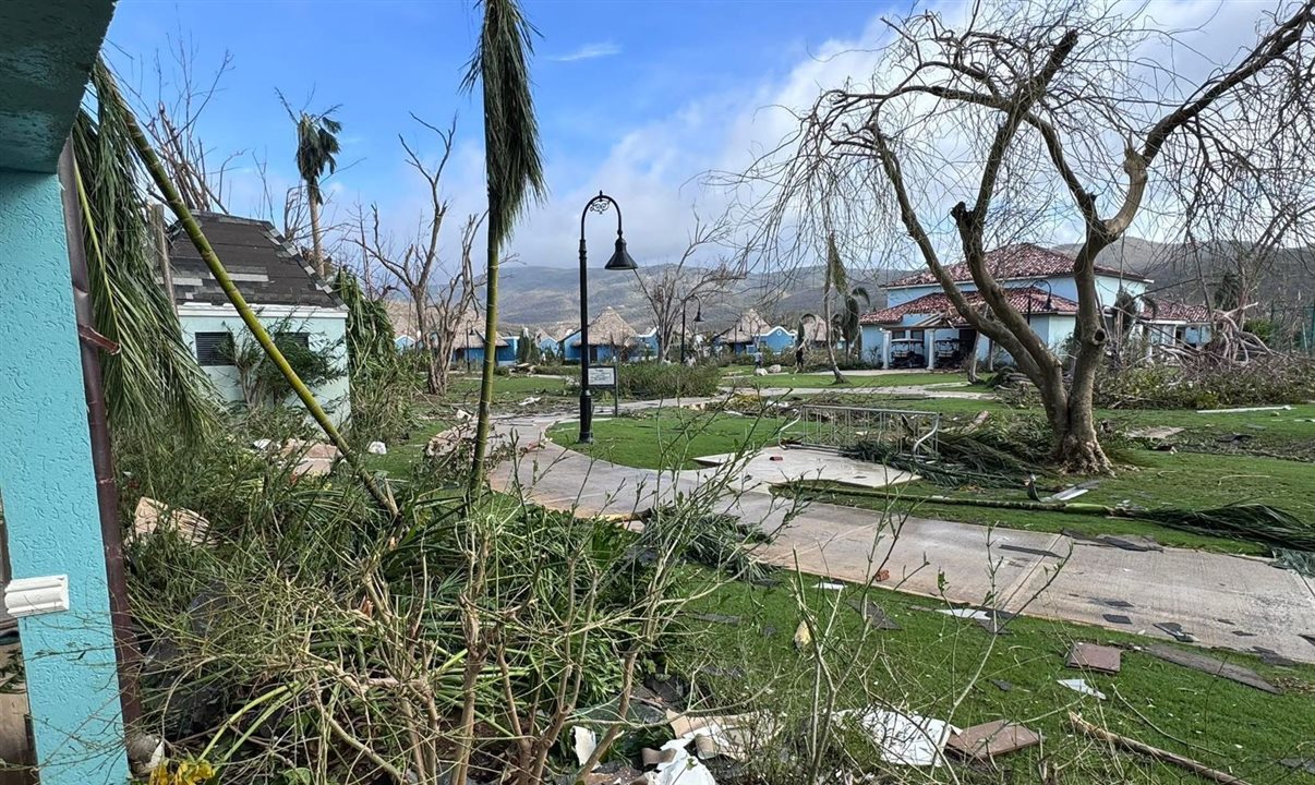Classificada como categoria 5, a tempestade atingiu a ilha com rajadas de até 346 km/h e mais de 90 centímetros de chuva em algumas regiões