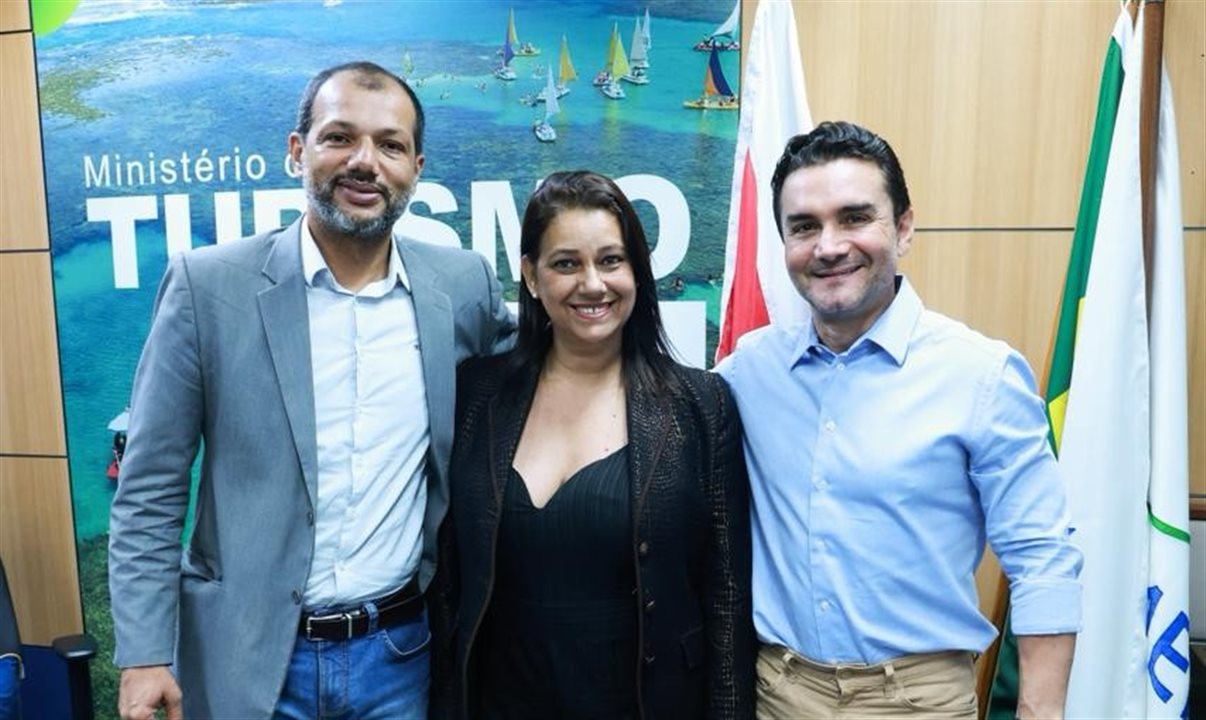 Ítalo Mendes e Meyre France, da Anseditur, em encontro com o ministro Celso Sabino