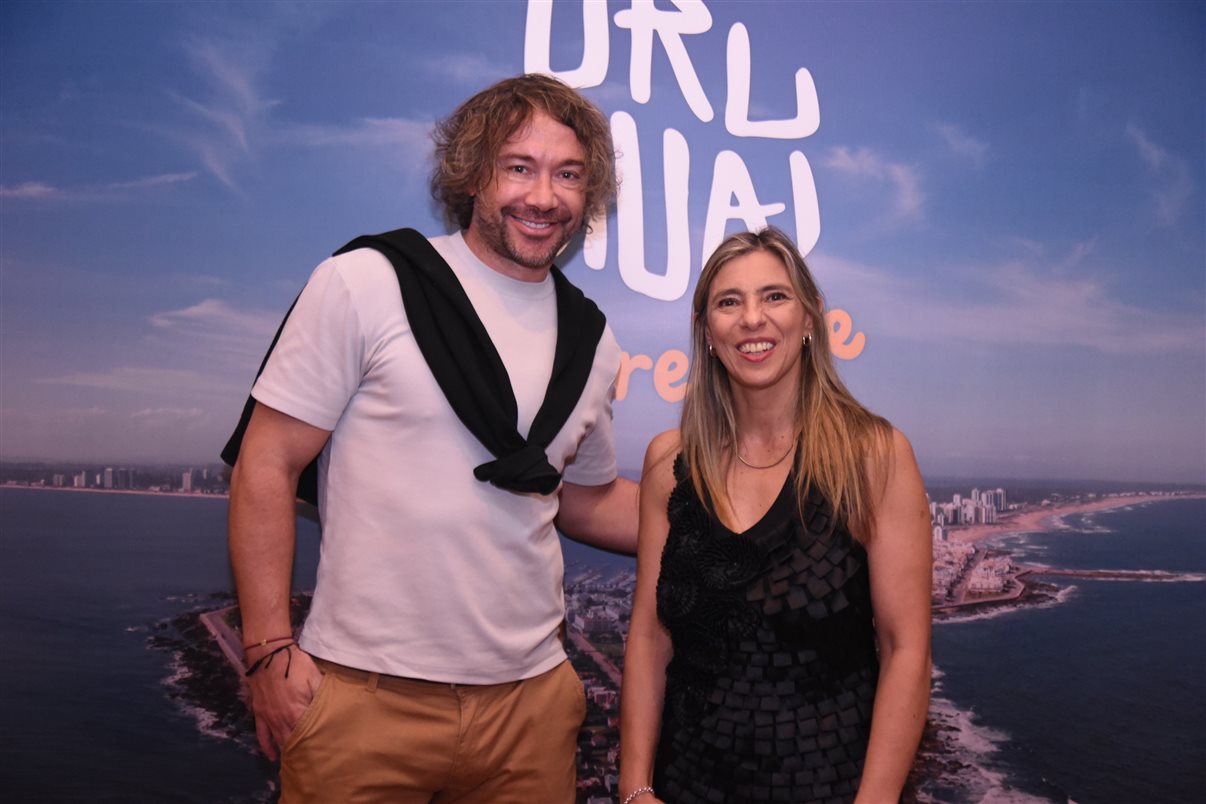 O ex-jogador do São Paulo e da seleção uruguaia Diego Lugano com a vice-ministra de Turismo do Uruguai, Ana Claudia Caram