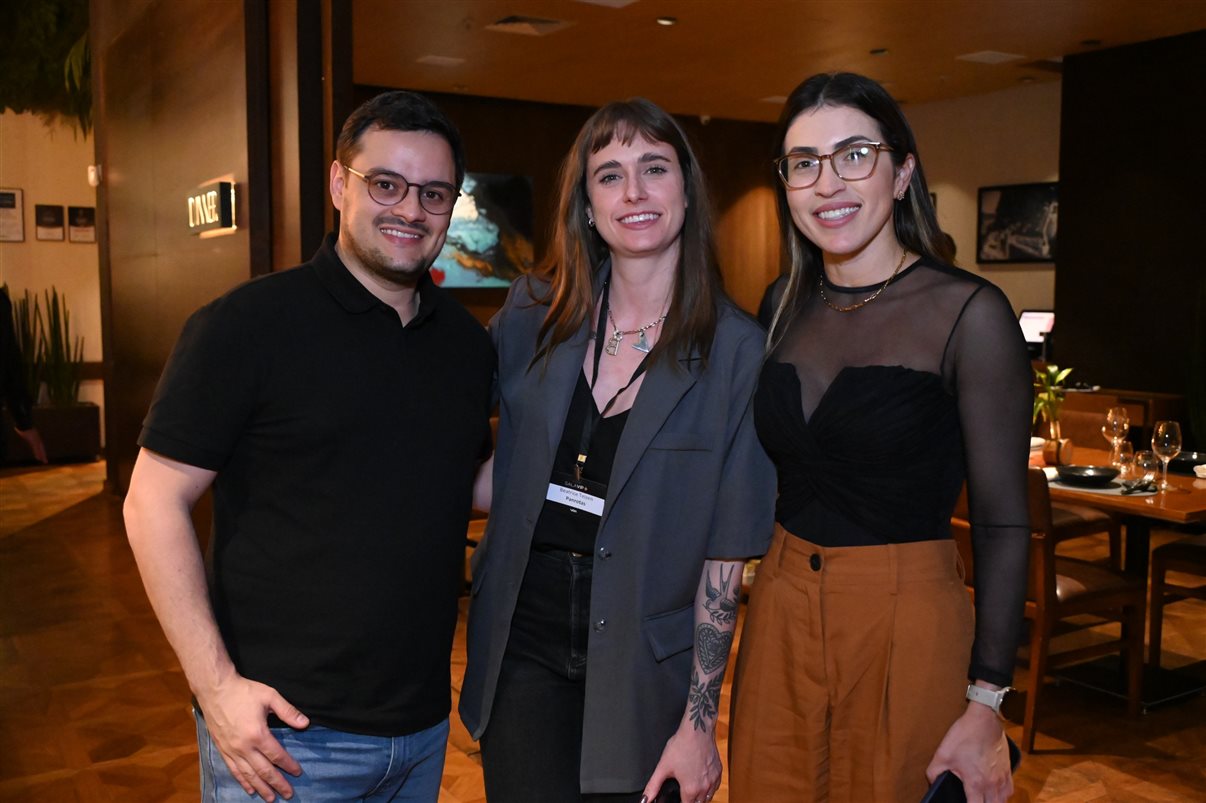 Tiago Povoa, da Vitru Educação, e Jordana Souza, da VOLL