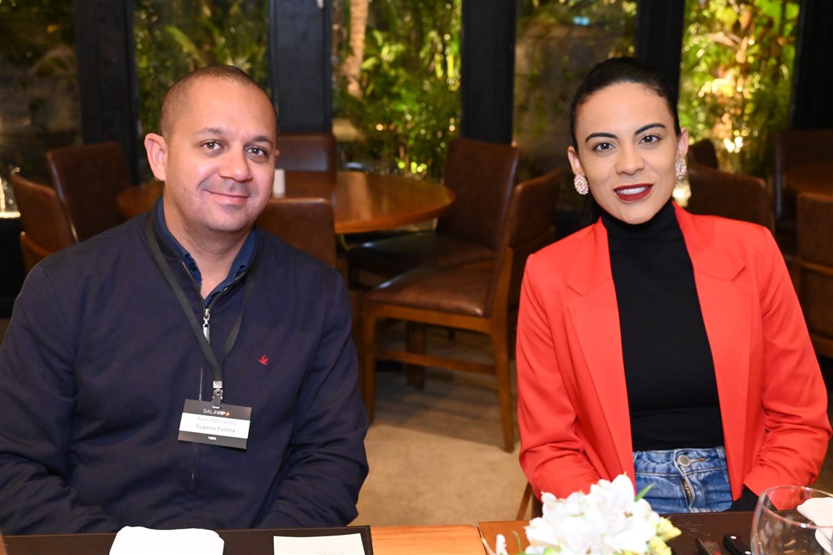 Tiago Povoa, da Vitru Educação, e Jordana Souza, da VOLL