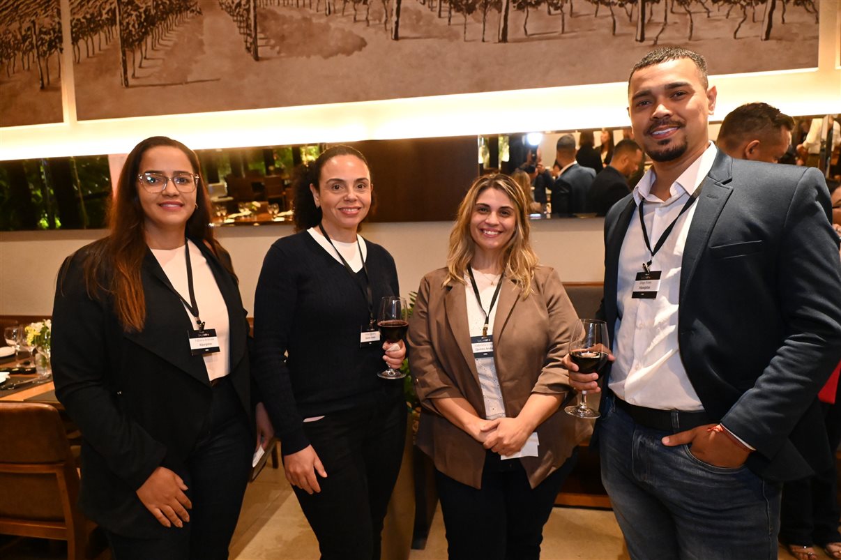 Tiago Povoa, da Vitru Educação, e Jordana Souza, da VOLL