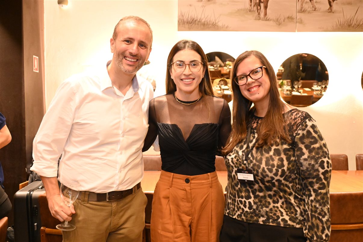 Tiago Povoa, da Vitru Educação, e Jordana Souza, da VOLL