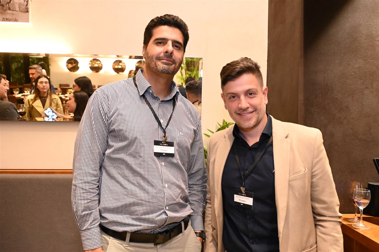 Tiago Povoa, da Vitru Educação, e Jordana Souza, da VOLL