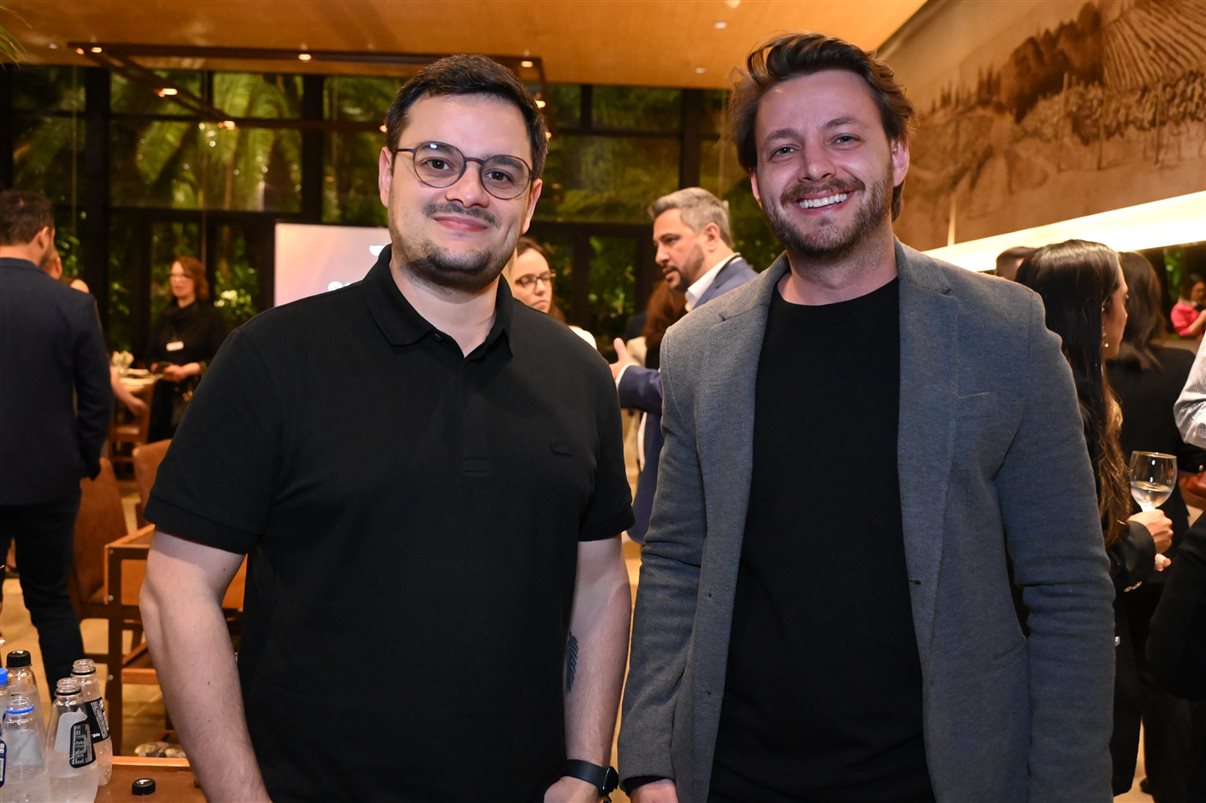Tiago Povoa, da Vitru Educação, e Jordana Souza, da VOLL