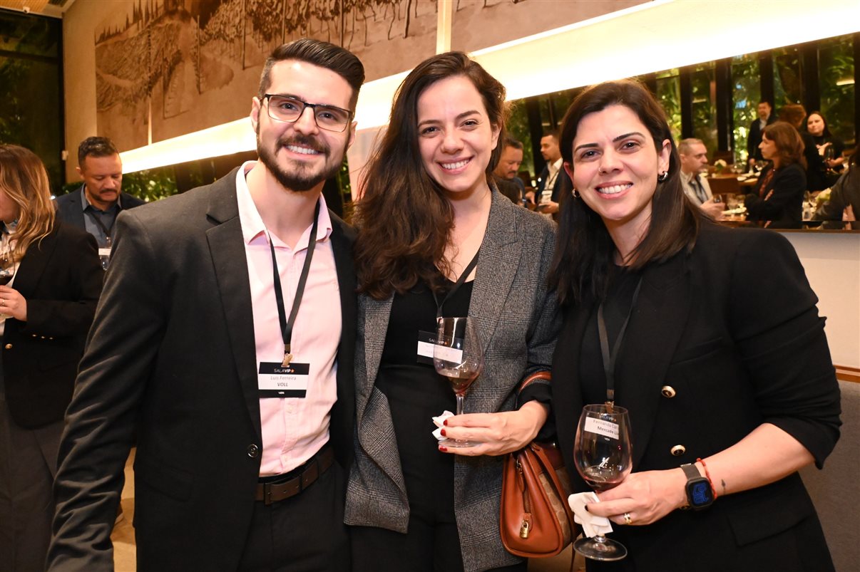 Tiago Povoa, da Vitru Educação, e Jordana Souza, da VOLL