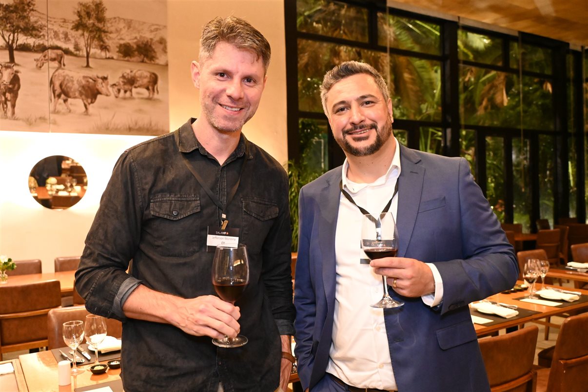 Tiago Povoa, da Vitru Educação, e Jordana Souza, da VOLL