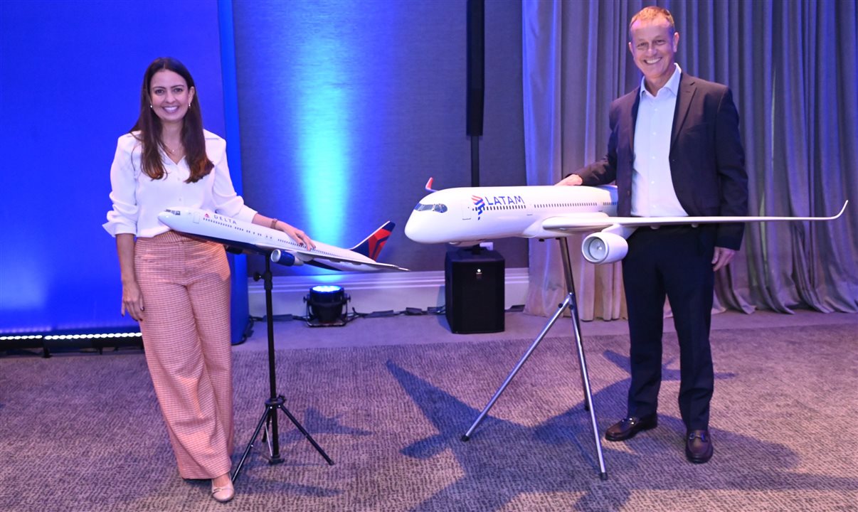 Aline Mafra, diretora de Vendas e Marketing da Latam Brasil, e Ricardo de Oliveira, gerente regional de Vendas da Delta no Brasil