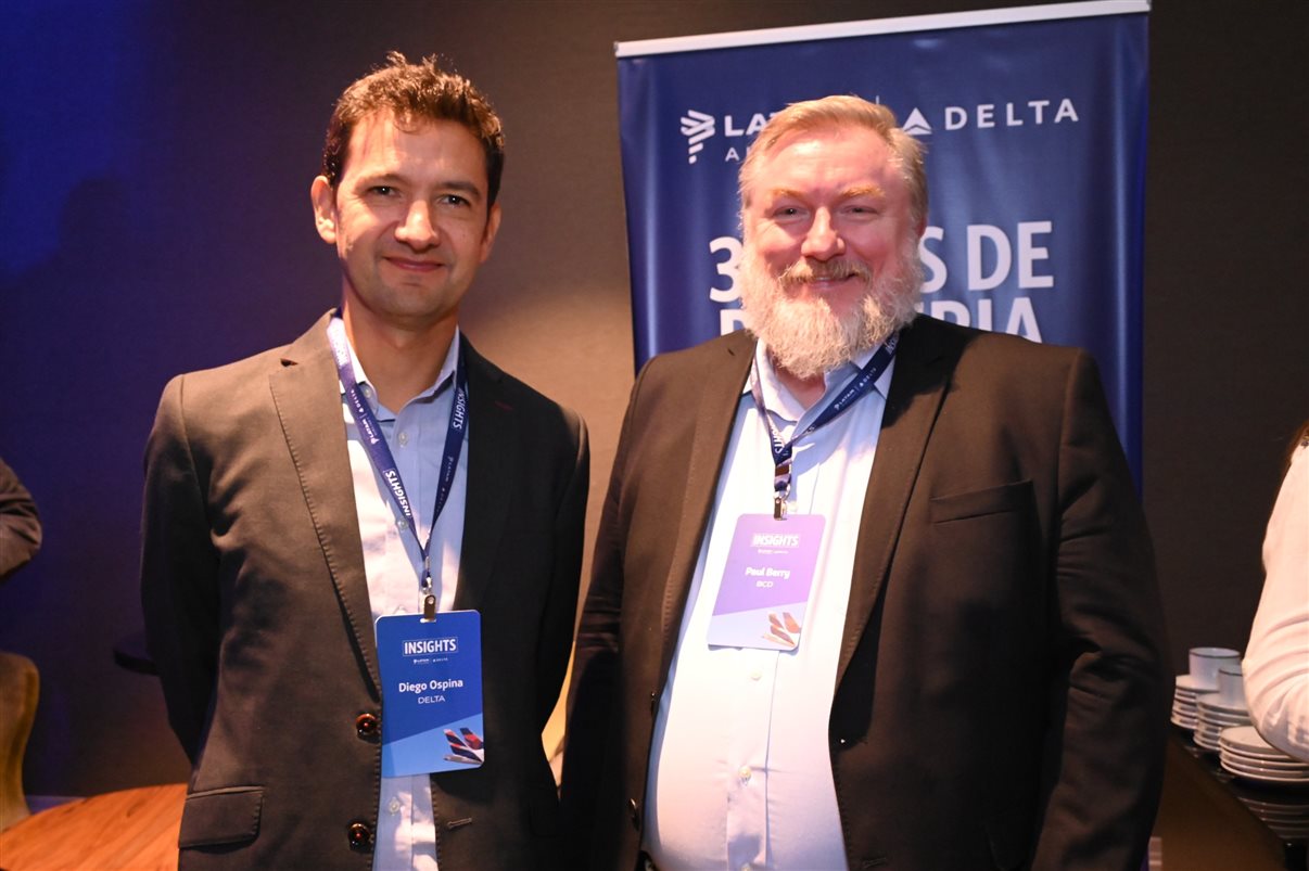 Aline Mafra, da Latam, entre Luciano Macagno e Ricardo Oliveira, da Delta 