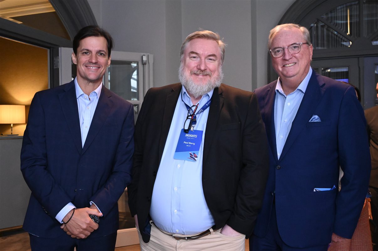 Aline Mafra, da Latam, entre Luciano Macagno e Ricardo Oliveira, da Delta 