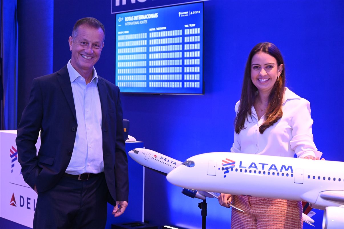 Aline Mafra, da Latam, entre Luciano Macagno e Ricardo Oliveira, da Delta 