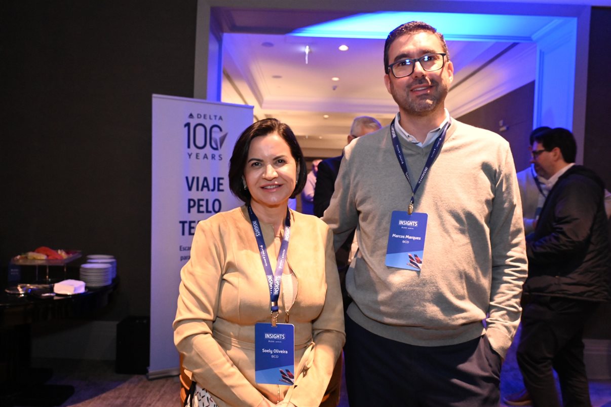 Aline Mafra, da Latam, entre Luciano Macagno e Ricardo Oliveira, da Delta 