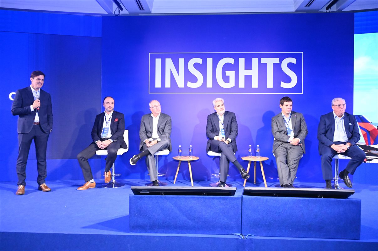 Aline Mafra, da Latam, entre Luciano Macagno e Ricardo Oliveira, da Delta 