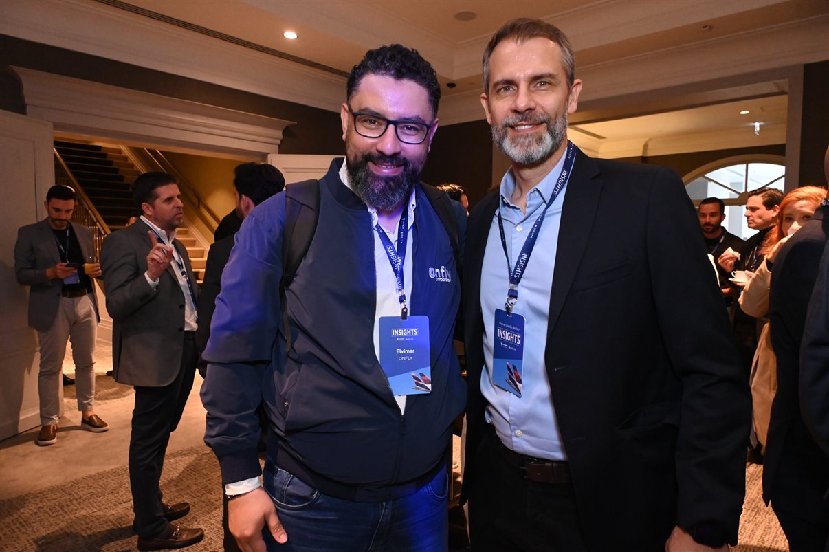 Aline Mafra, da Latam, entre Luciano Macagno e Ricardo Oliveira, da Delta 