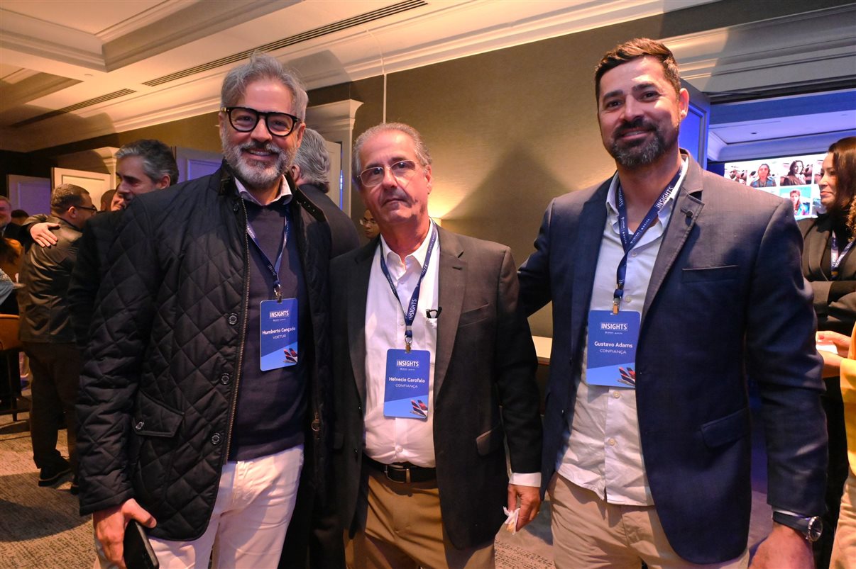 Aline Mafra, da Latam, entre Luciano Macagno e Ricardo Oliveira, da Delta 