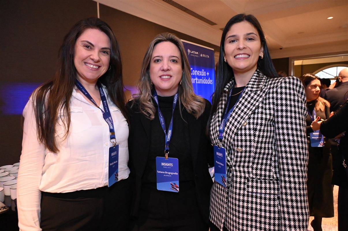 Aline Mafra, da Latam, entre Luciano Macagno e Ricardo Oliveira, da Delta 