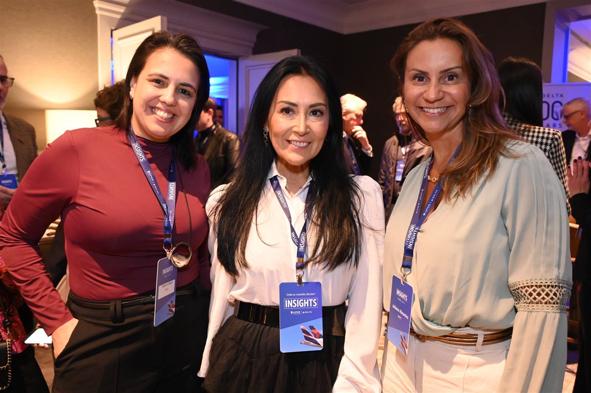 Aline Mafra, da Latam, entre Luciano Macagno e Ricardo Oliveira, da Delta 