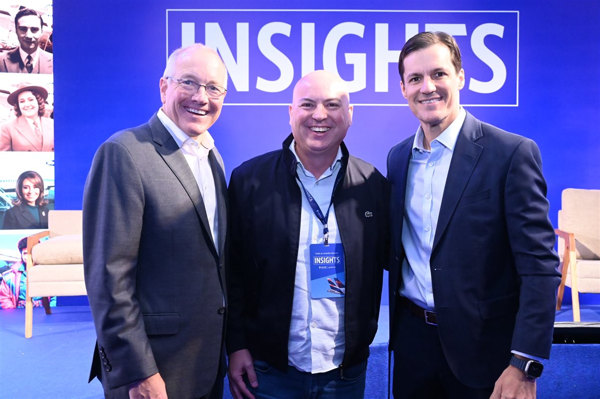 Aline Mafra, da Latam, entre Luciano Macagno e Ricardo Oliveira, da Delta 