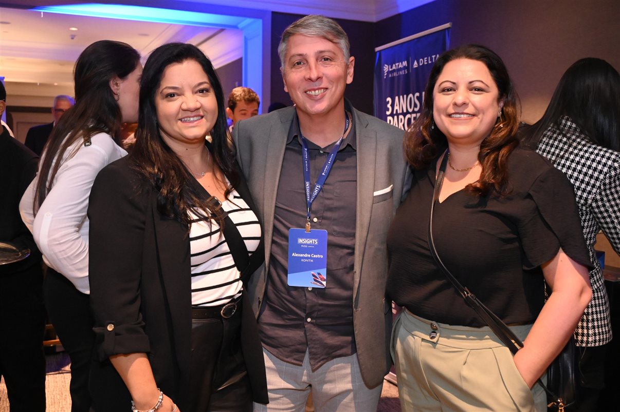 Aline Mafra, da Latam, entre Luciano Macagno e Ricardo Oliveira, da Delta 