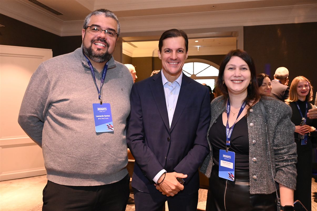 Aline Mafra, da Latam, entre Luciano Macagno e Ricardo Oliveira, da Delta 