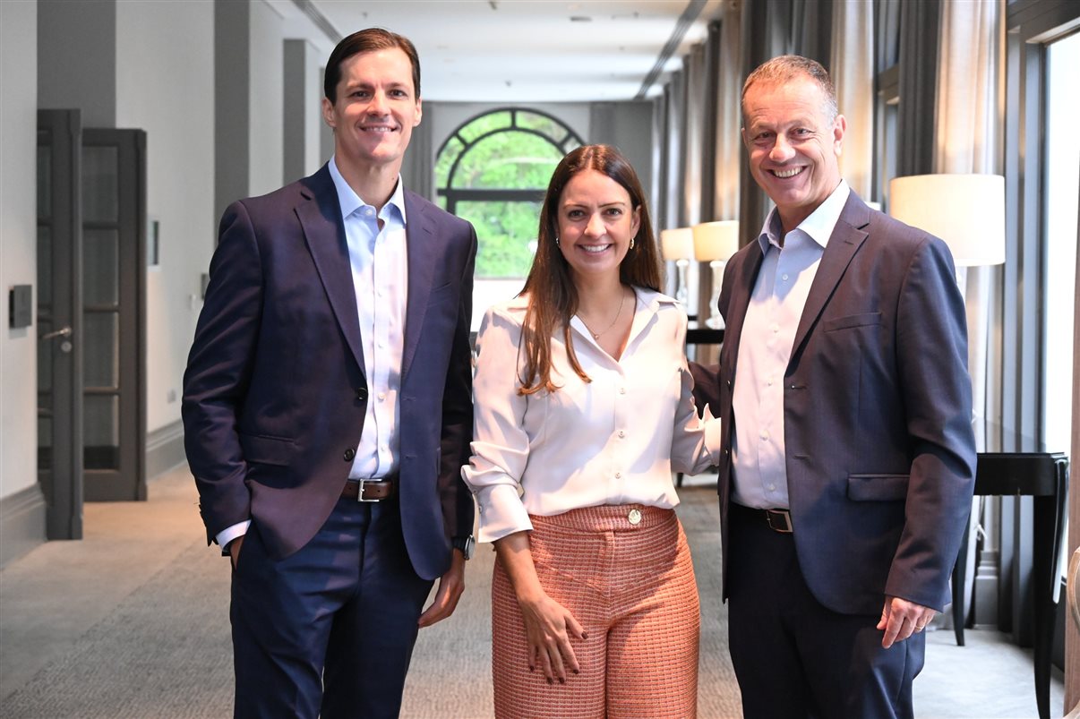 Aline Mafra, da Latam, entre Luciano Macagno e Ricardo Oliveira, da Delta 