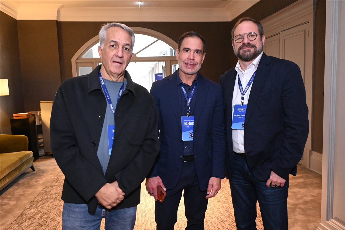 Aline Mafra, da Latam, entre Luciano Macagno e Ricardo Oliveira, da Delta 