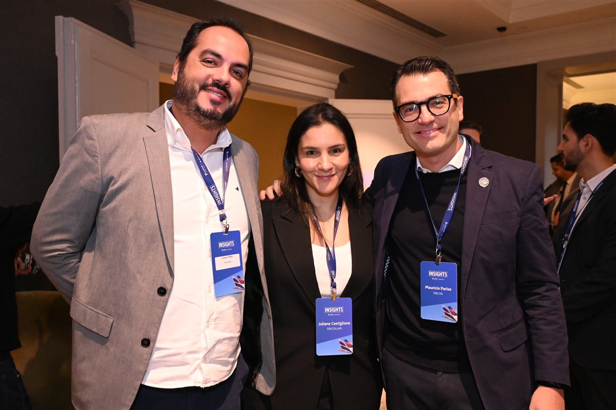 Aline Mafra, da Latam, entre Luciano Macagno e Ricardo Oliveira, da Delta 