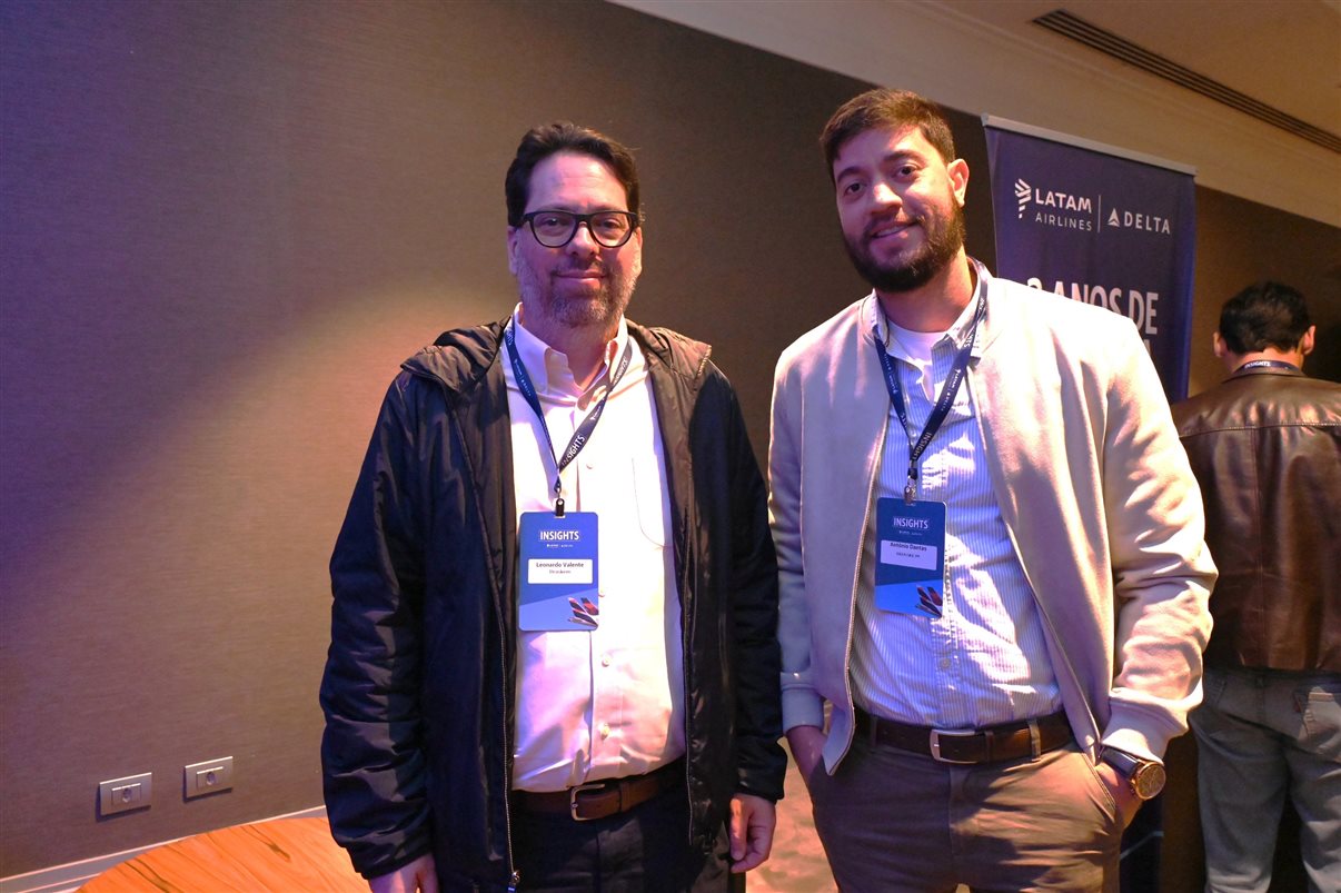 Aline Mafra, da Latam, entre Luciano Macagno e Ricardo Oliveira, da Delta 