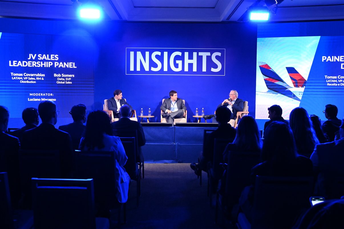 Aline Mafra, da Latam, entre Luciano Macagno e Ricardo Oliveira, da Delta 