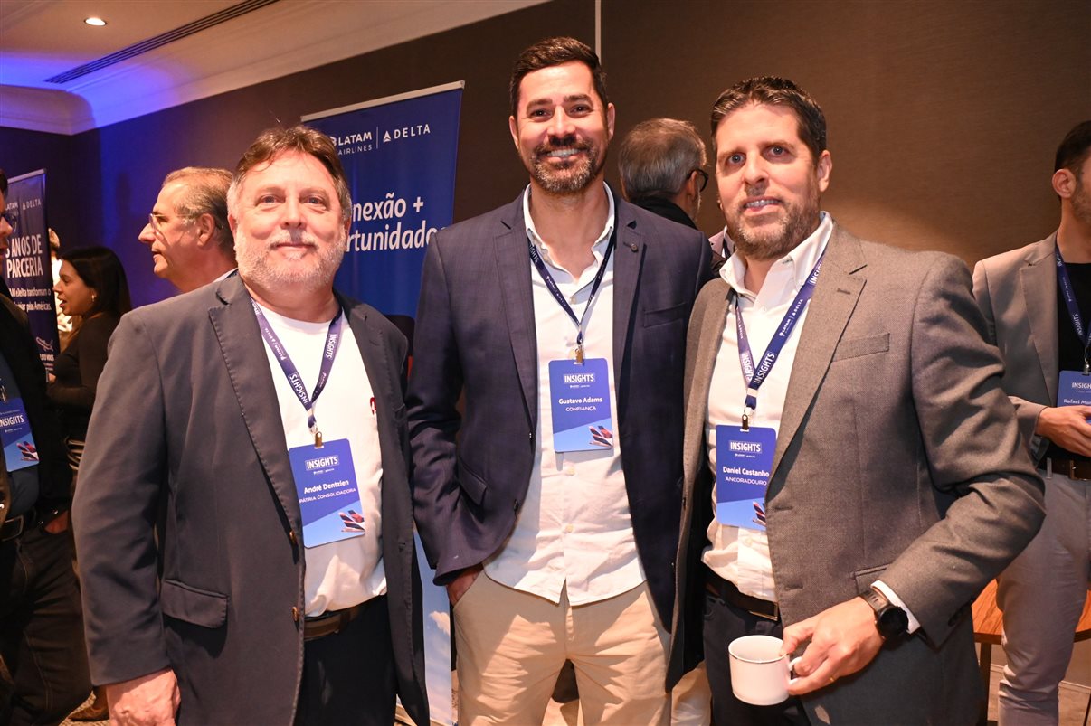 Aline Mafra, da Latam, entre Luciano Macagno e Ricardo Oliveira, da Delta 