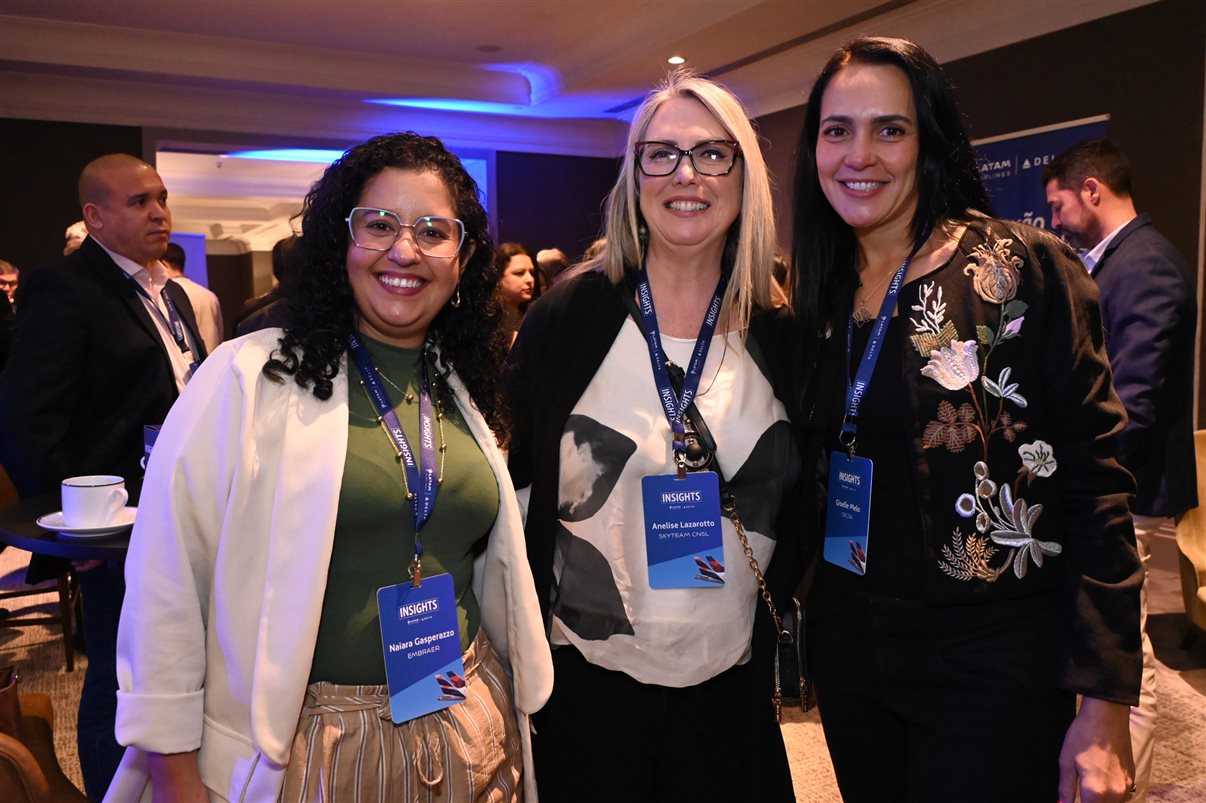 Aline Mafra, da Latam, entre Luciano Macagno e Ricardo Oliveira, da Delta 