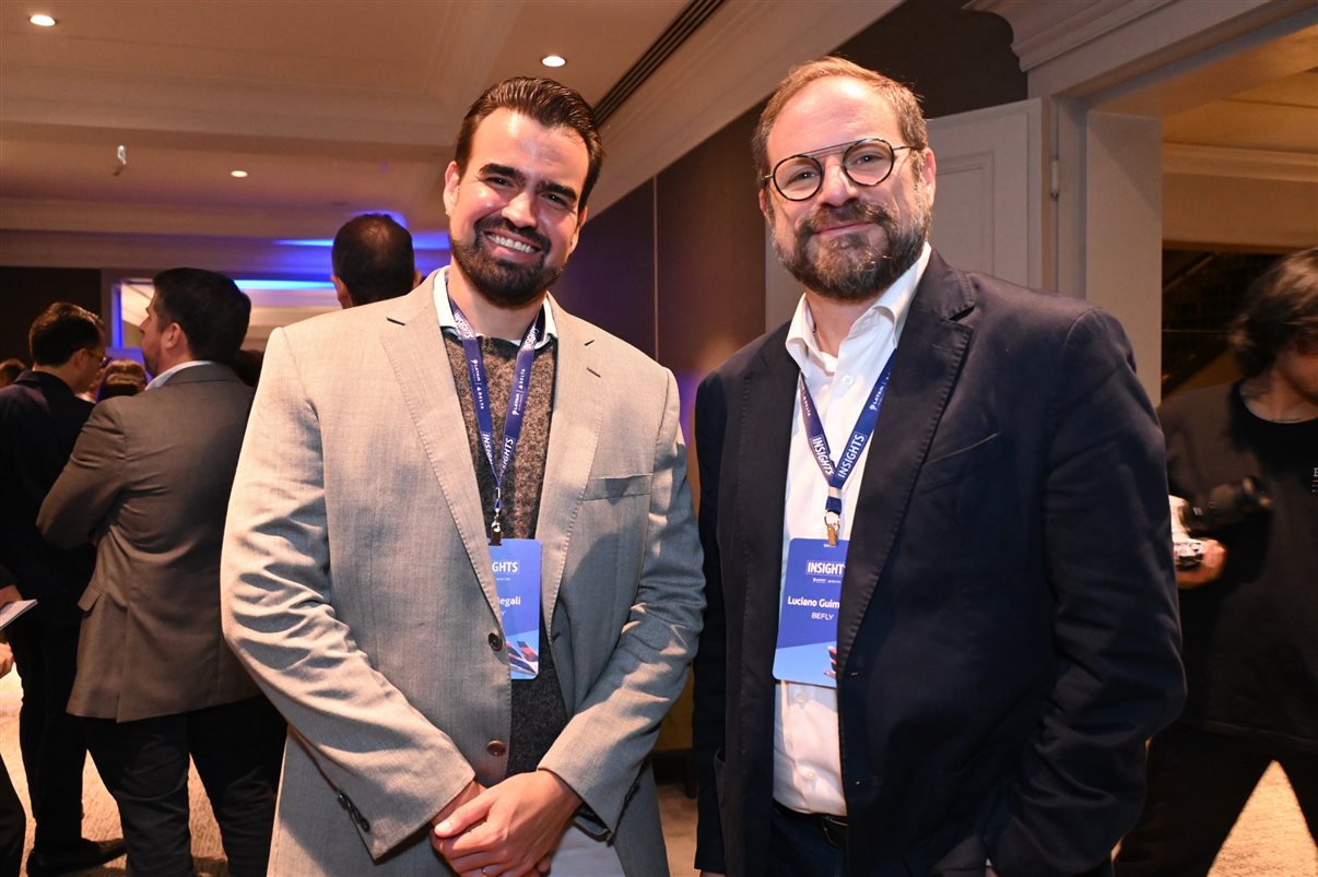 Aline Mafra, da Latam, entre Luciano Macagno e Ricardo Oliveira, da Delta 