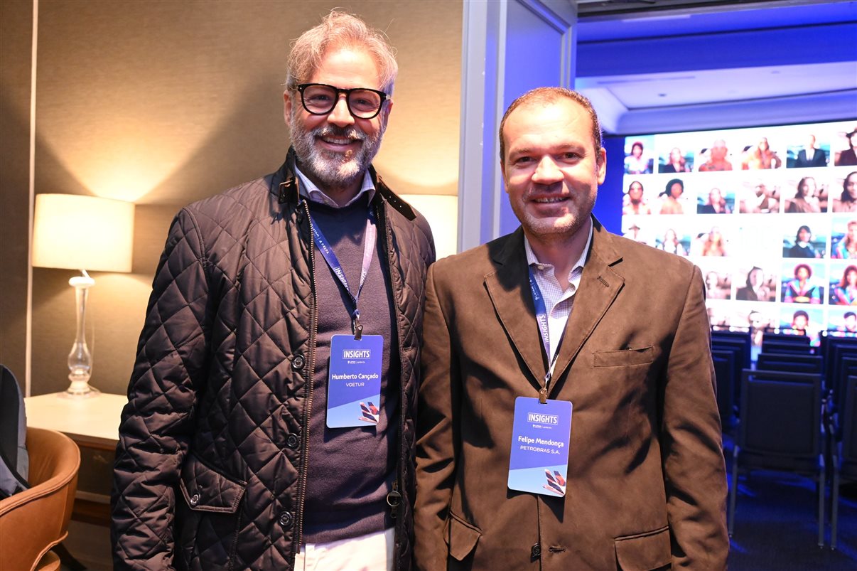 Aline Mafra, da Latam, entre Luciano Macagno e Ricardo Oliveira, da Delta 