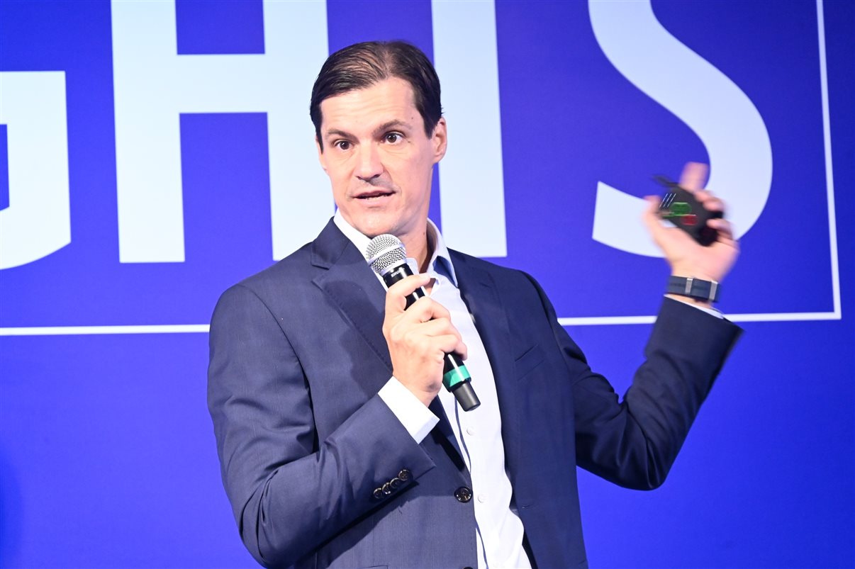 Aline Mafra, da Latam, entre Luciano Macagno e Ricardo Oliveira, da Delta 