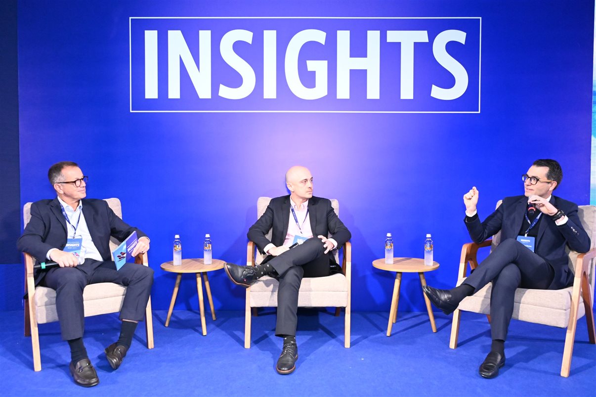 Aline Mafra, da Latam, entre Luciano Macagno e Ricardo Oliveira, da Delta 