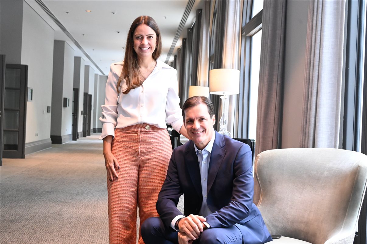 Aline Mafra, da Latam, entre Luciano Macagno e Ricardo Oliveira, da Delta 