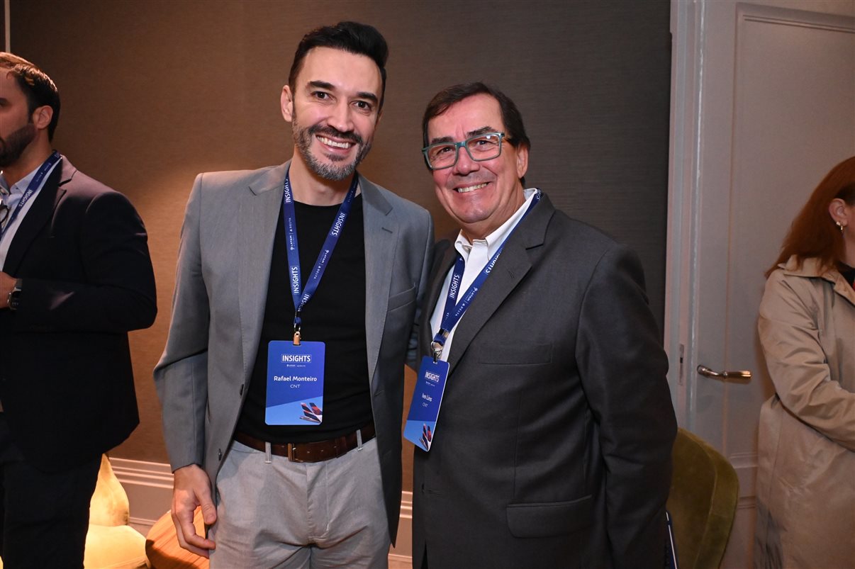 Aline Mafra, da Latam, entre Luciano Macagno e Ricardo Oliveira, da Delta 